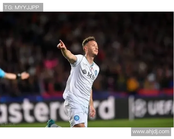 莱万在欧冠赛场火力全开10场打入12球射手榜领跑金靴稳了